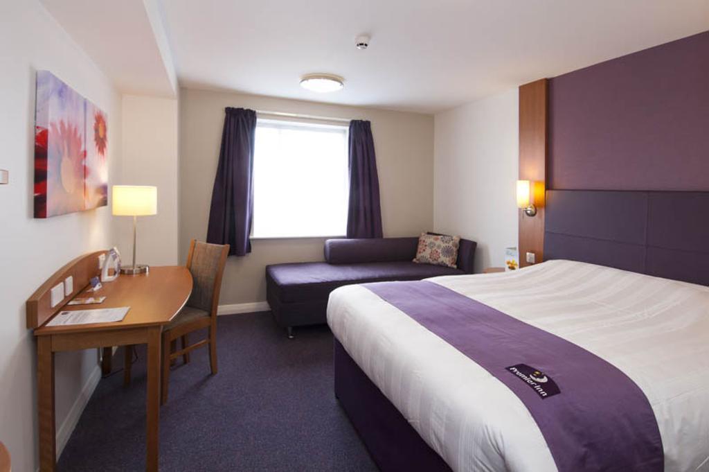 Premier Inn Woking West - A324 Exterior foto