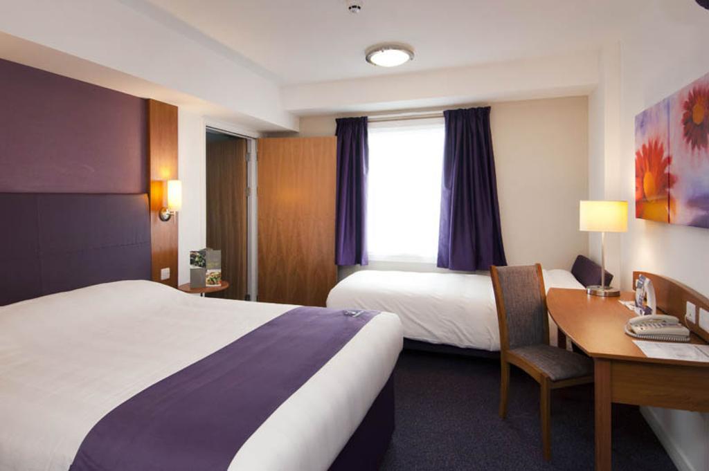 Premier Inn Woking West - A324 Quarto foto